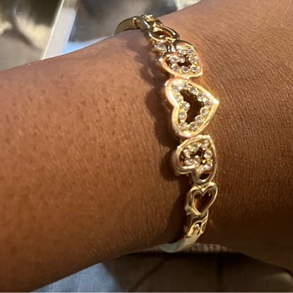 NWOT “ENDLESS HEARTS 💕” FASHION GOLD BANGLE